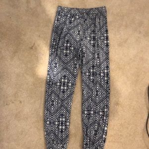 Patterned stretchy pants